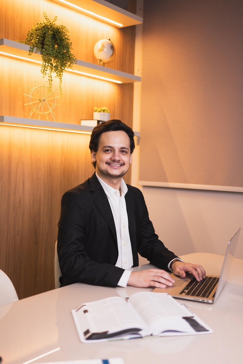 Advogado previdenciário Rodrigo Meirelles especialista em aposentadoria e planejamento previdenciário